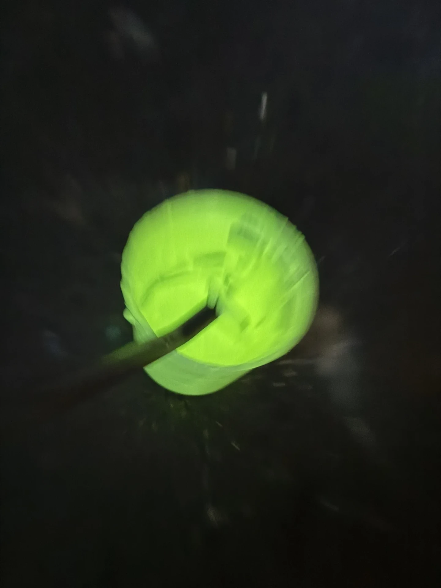 Im Dunkeln grün nachleuchtende Glow-in-the-Dark-Siebdruckfarbe, TIME/LESS Prints Hannover.