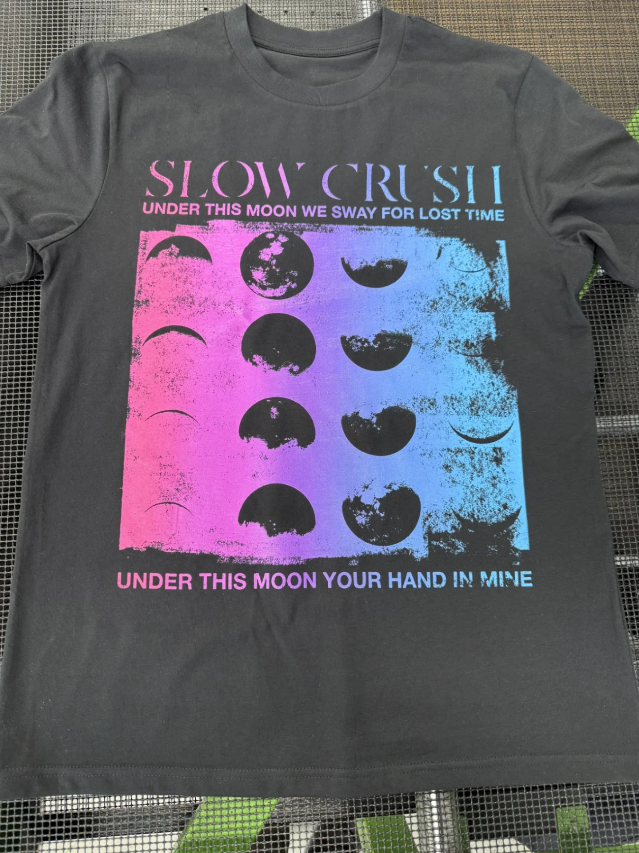 Rastersiebdruck mit Farbverlauf von Pink zu Blau auf schwarzem T-Shirt, TIME/LESS Prints Hannover.
