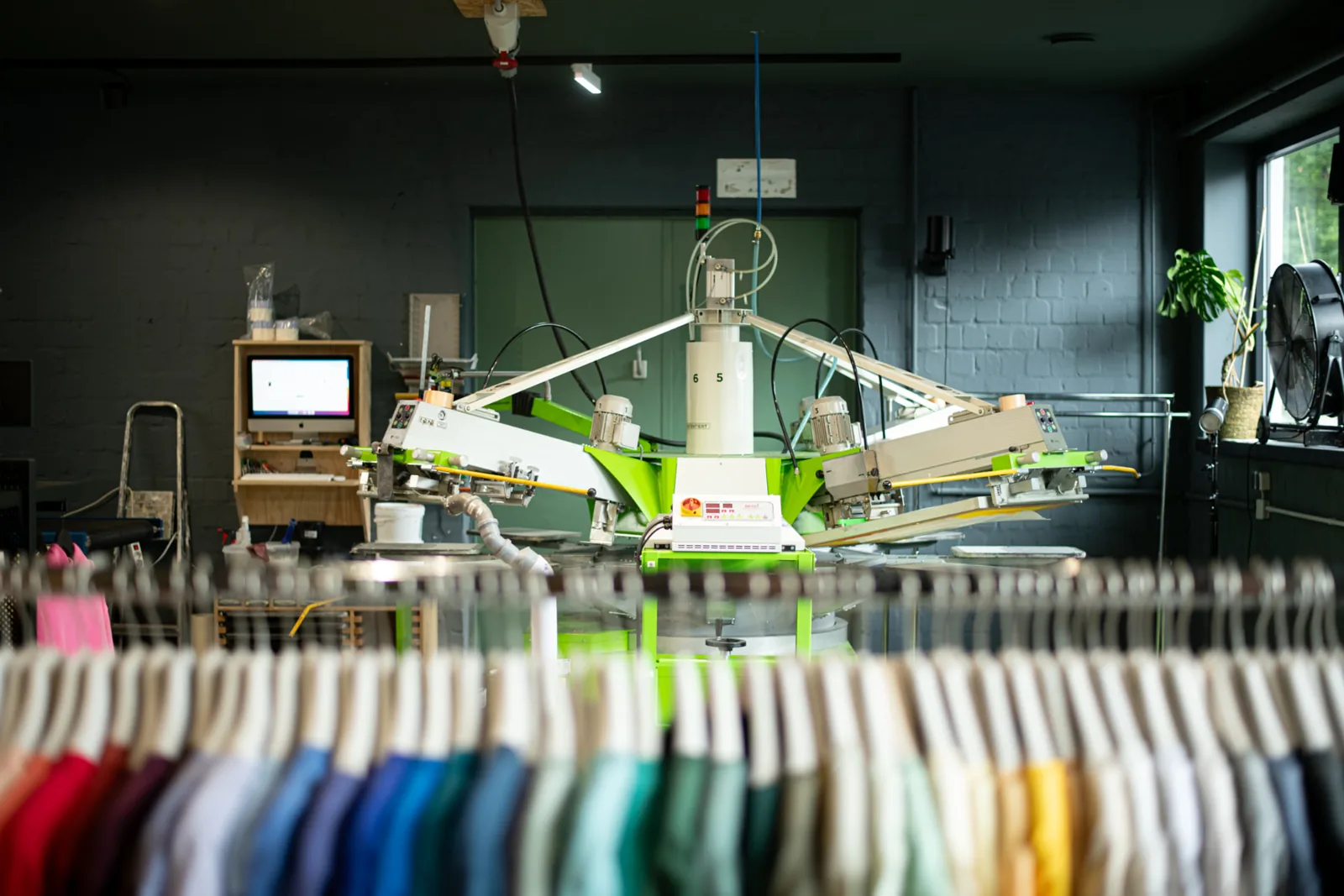 Automatisches ROQ-Siebdruckkarussell mit Textilständer im Showroom von TIME/LESS Prints in Hannover-Linden.