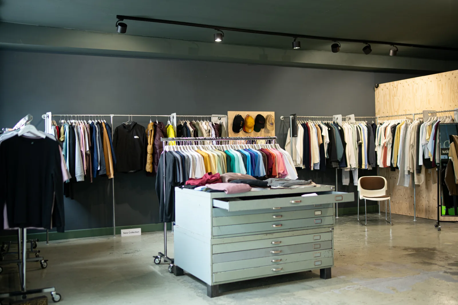 Showroom von TIME/LESS Prints in Hannover-Linden mit Textilien und Musterkollektion.