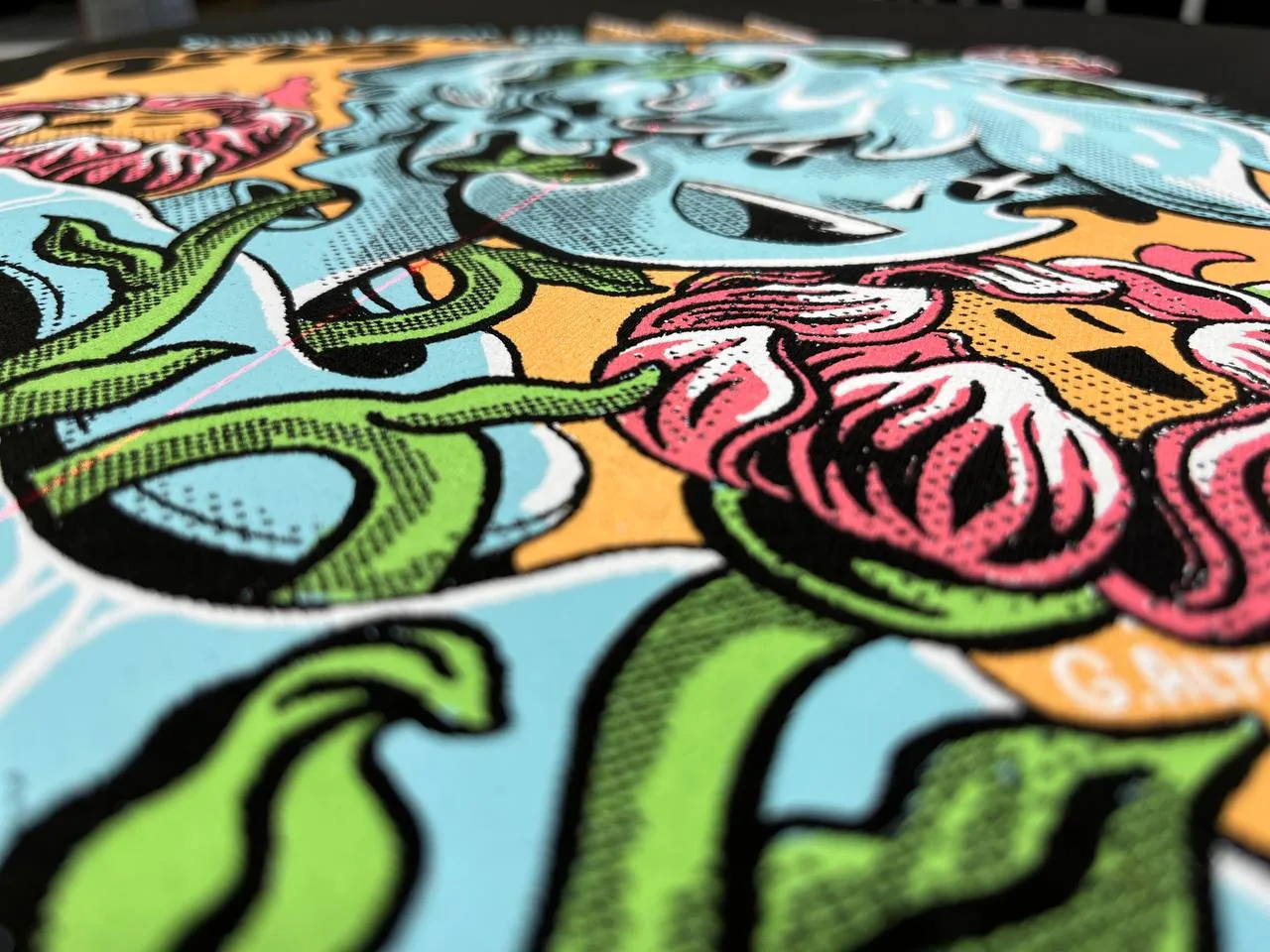 Mehrfarbiger Siebdruck mit brillanten, hochdeckenden Farben auf schwarzem Textil, TIME/LESS Prints Hannover.