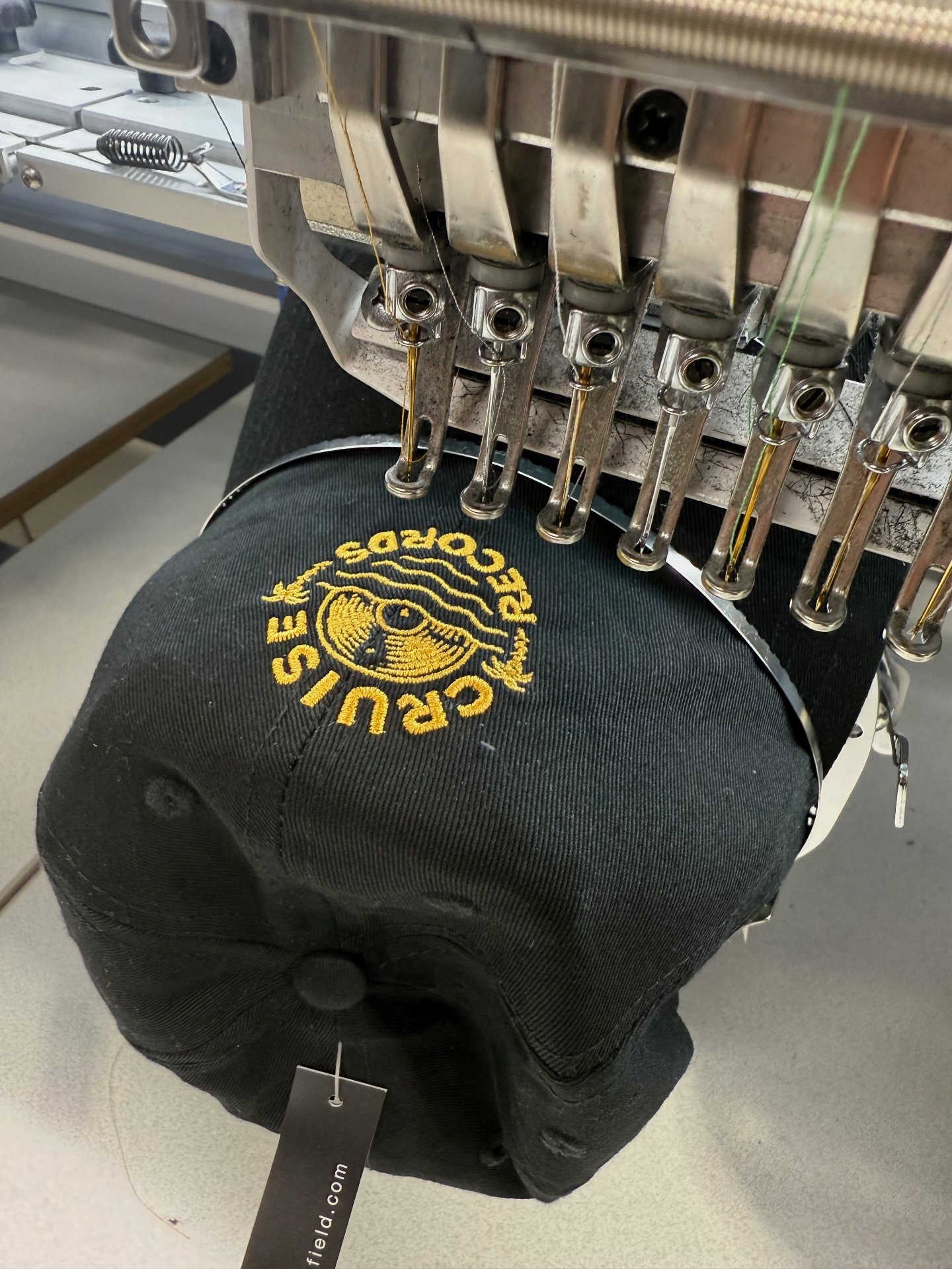 Barudan-Stickmaschine bestickt eine Cap bei TIME/LESS Prints
