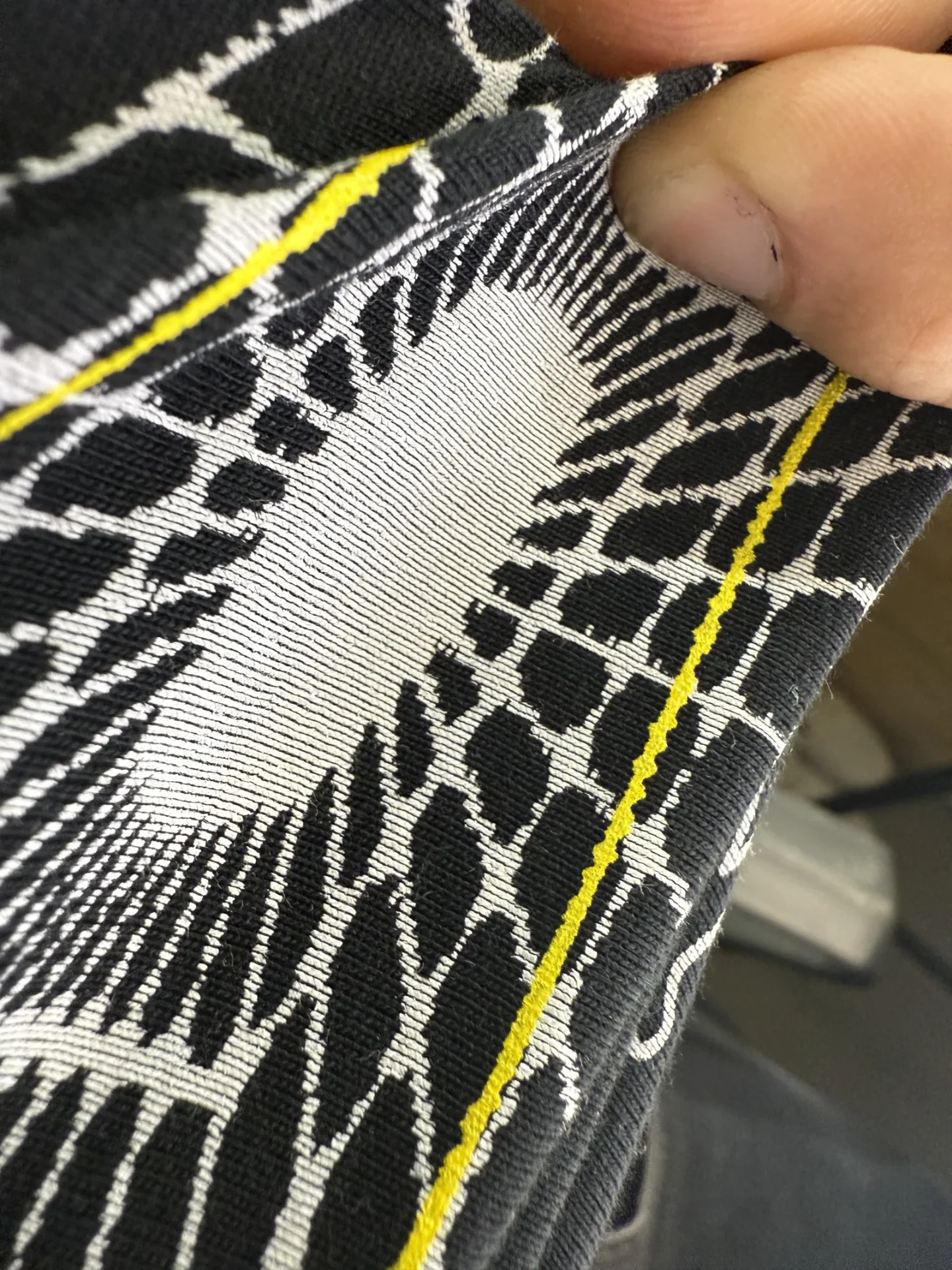 Discharge-Druck in Schwarz-Weiß auf dunklem Textil, in die Faser eingefärbt, TIME/LESS Prints Hannover.