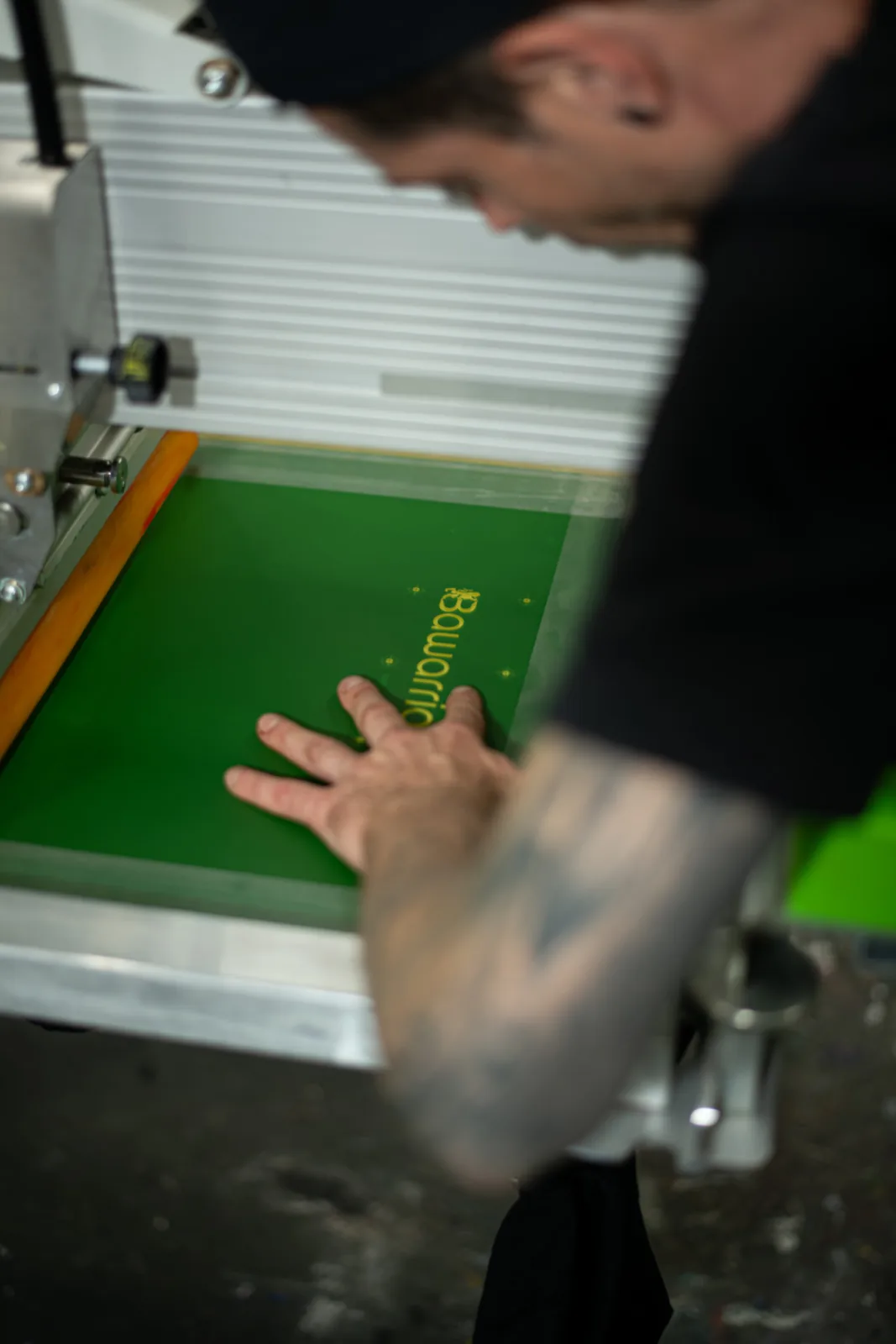 Mehrfarbiger Siebdruck an der Siebdruckmaschine bei TIME/LESS Prints.
