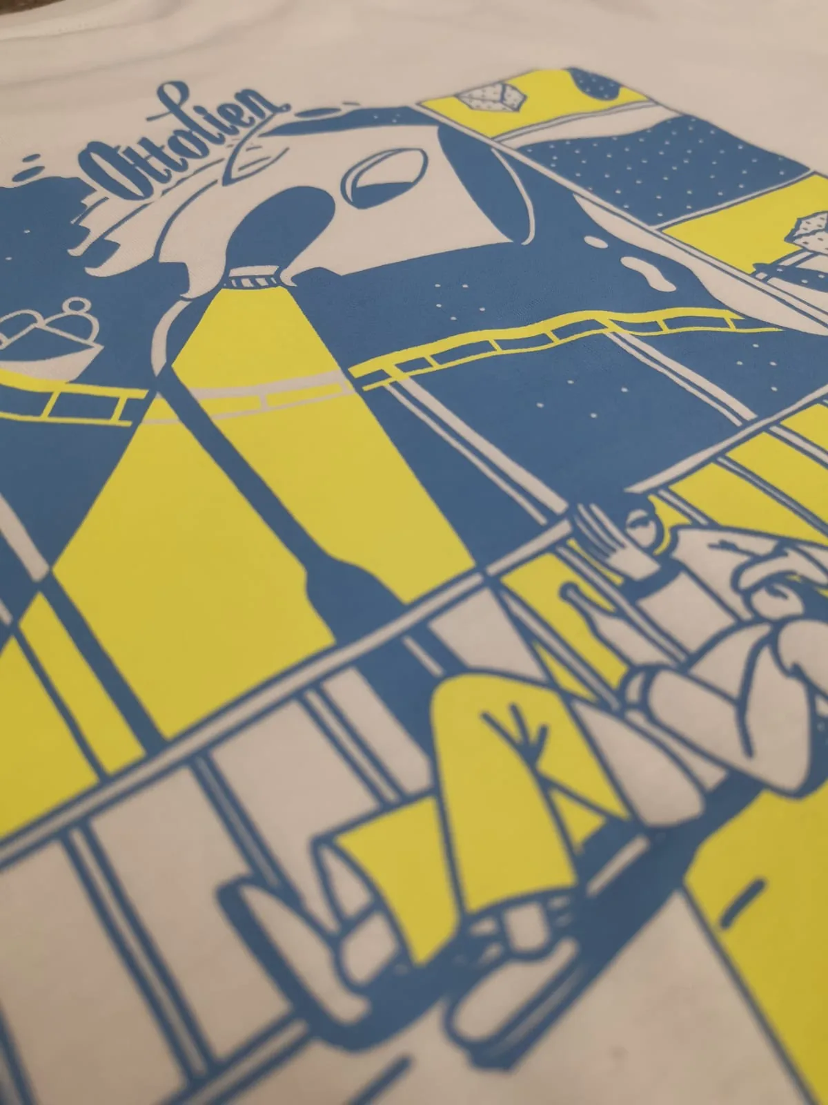Wasserbasis-Druck in Blau und Gelb auf naturfarbenem Shirt, TIME/LESS Prints Hannover.