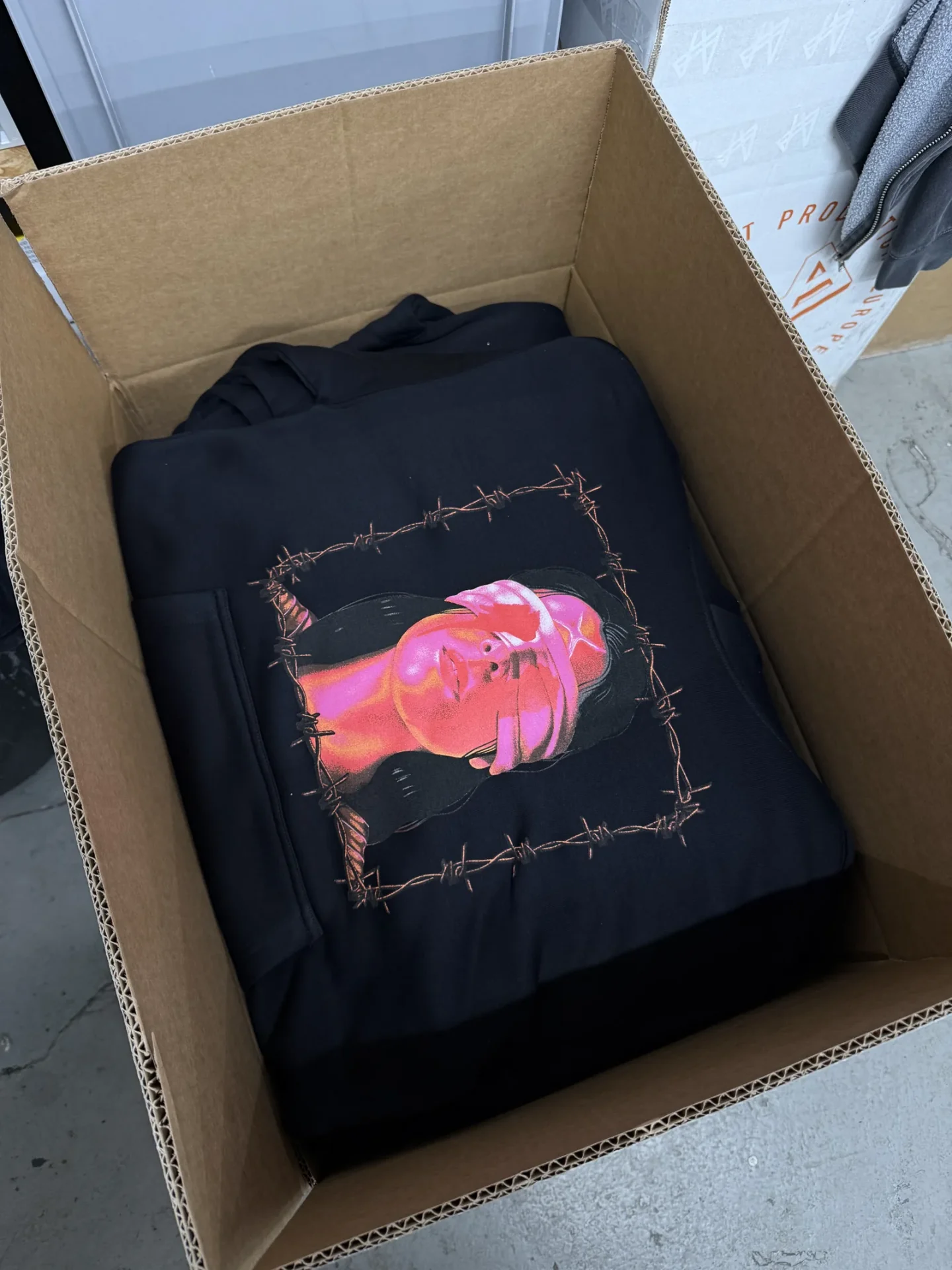 Simulated-Process-Siebdruck in Rot und Pink auf schwarzem Bio-Hoodie als Bandmerch, TIME/LESS Prints Hannover.