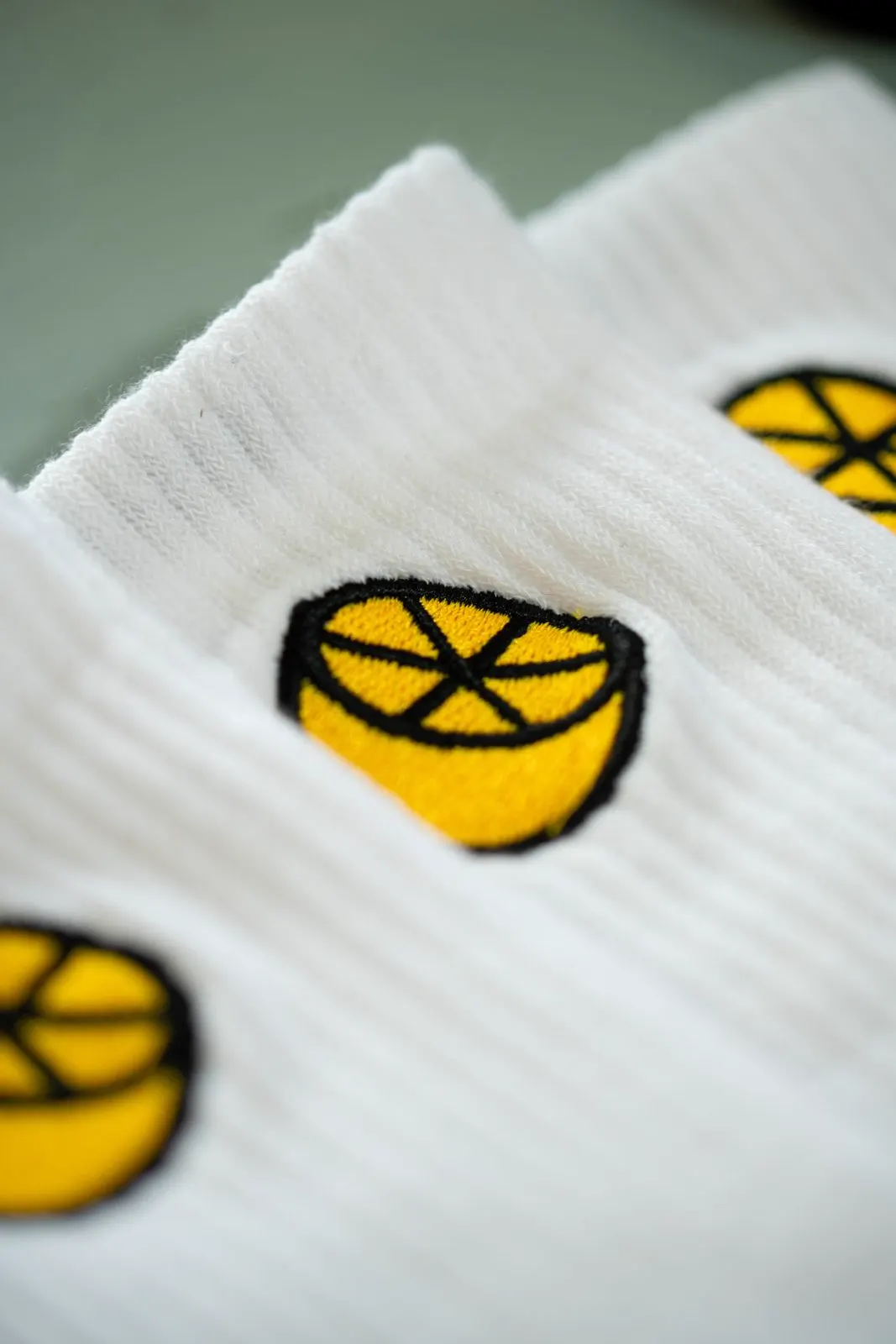 Bestickte Socken mit Zitronen-Motiv, TIME/LESS Prints.
