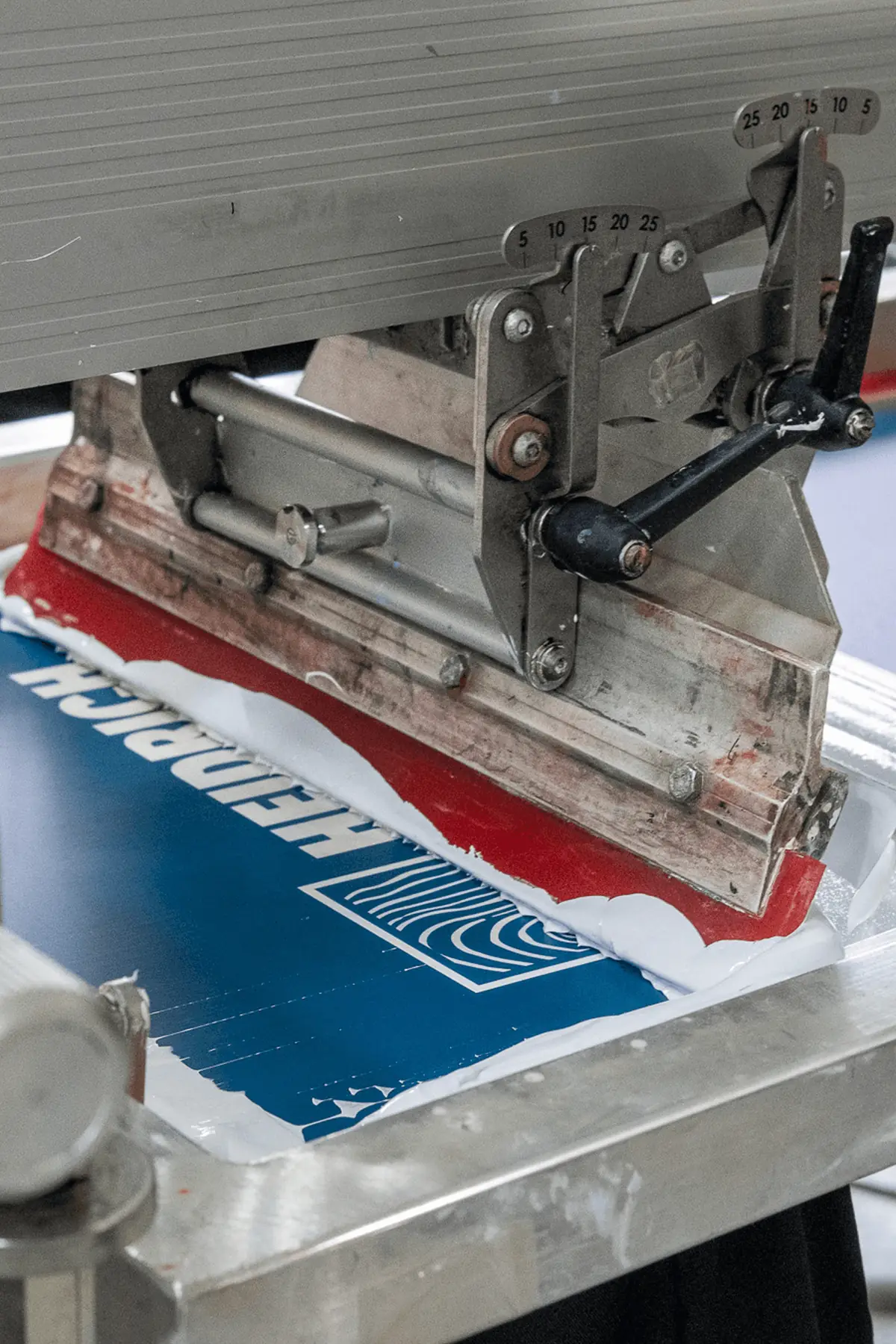 Siebdruckverfahren: Die Farbe wird durch ein Sieb auf das Material gedruckt.