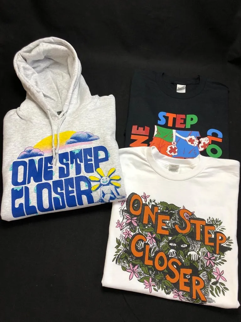 Hoodie und zwei Bandshirts mit mehrfarbigem Siebdruck-Schriftzug, gedruckt bei TIME/LESS Prints.
